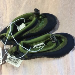 - New Unisex Water Shoes Size 7 Black & Olive Green 💚🖤💚